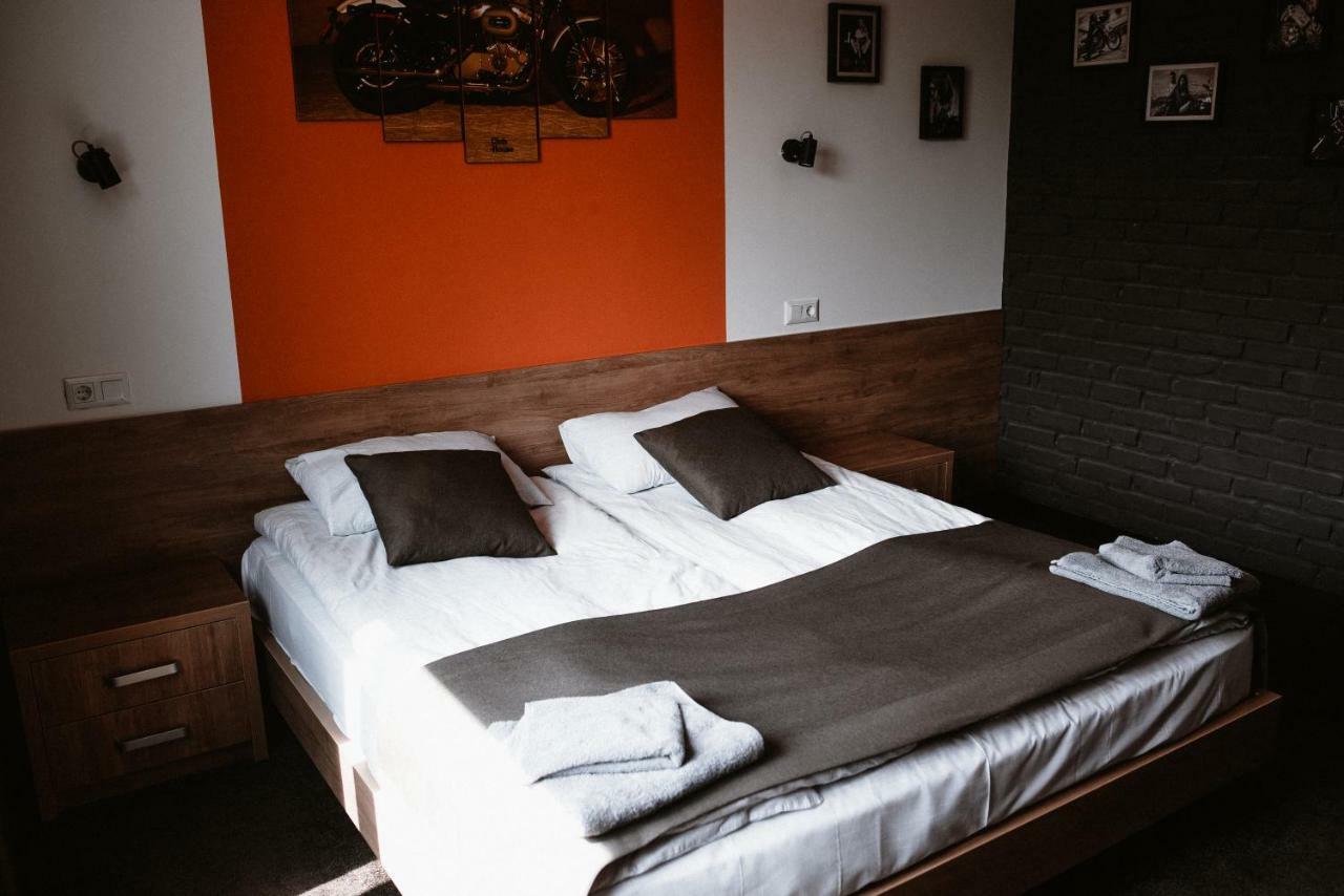 Clubhouse Hotel Ivano-Frankivsk Exterior photo